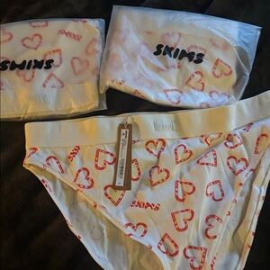 SKIMS 2X White Ribbed Bikini Briefs with Red Heart Print. brand new. excellent